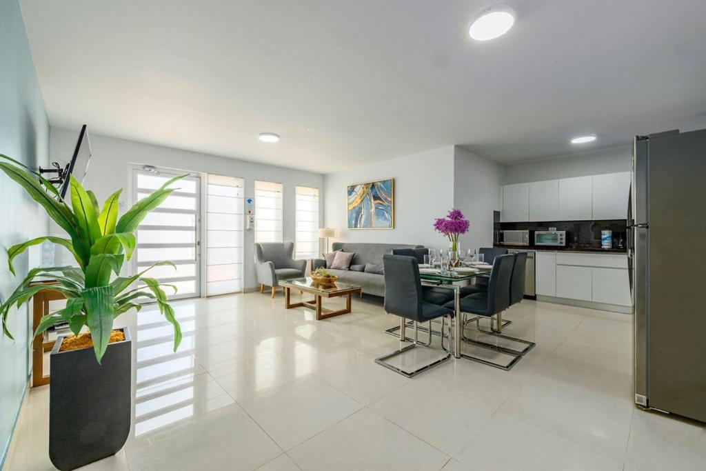 Koyari Modern Condos 9BR 7BA Sleeps 26 w/ Pool&Roof Deck Palm Beach Exterior foto